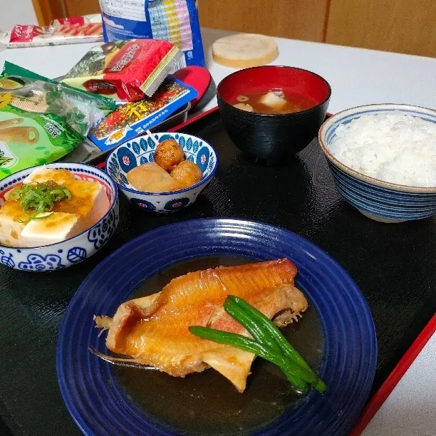 赤魚の煮付け
冷奴
春巻きとやきとり
ごはん
味噌汁|ariyo4200さん