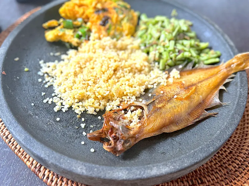 Bakar ikan, pencok kacang, dadar telor & quinoa|yeni kartikasariさん