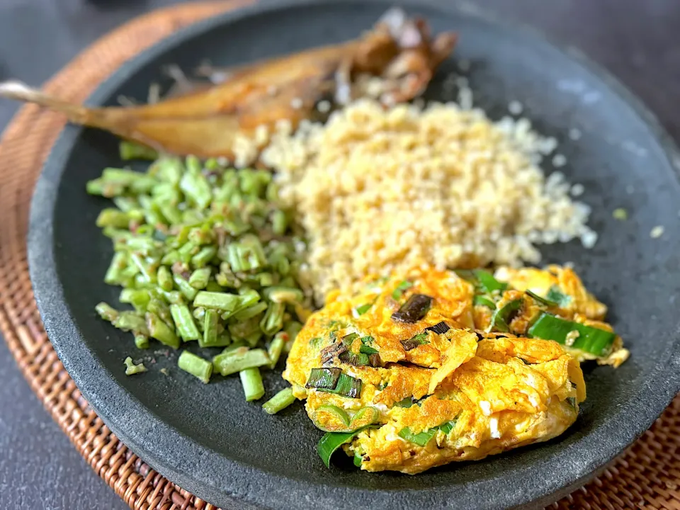 Bakar ikan, pencok kacang panjang, telor dadar & quinoa|yeni kartikasariさん