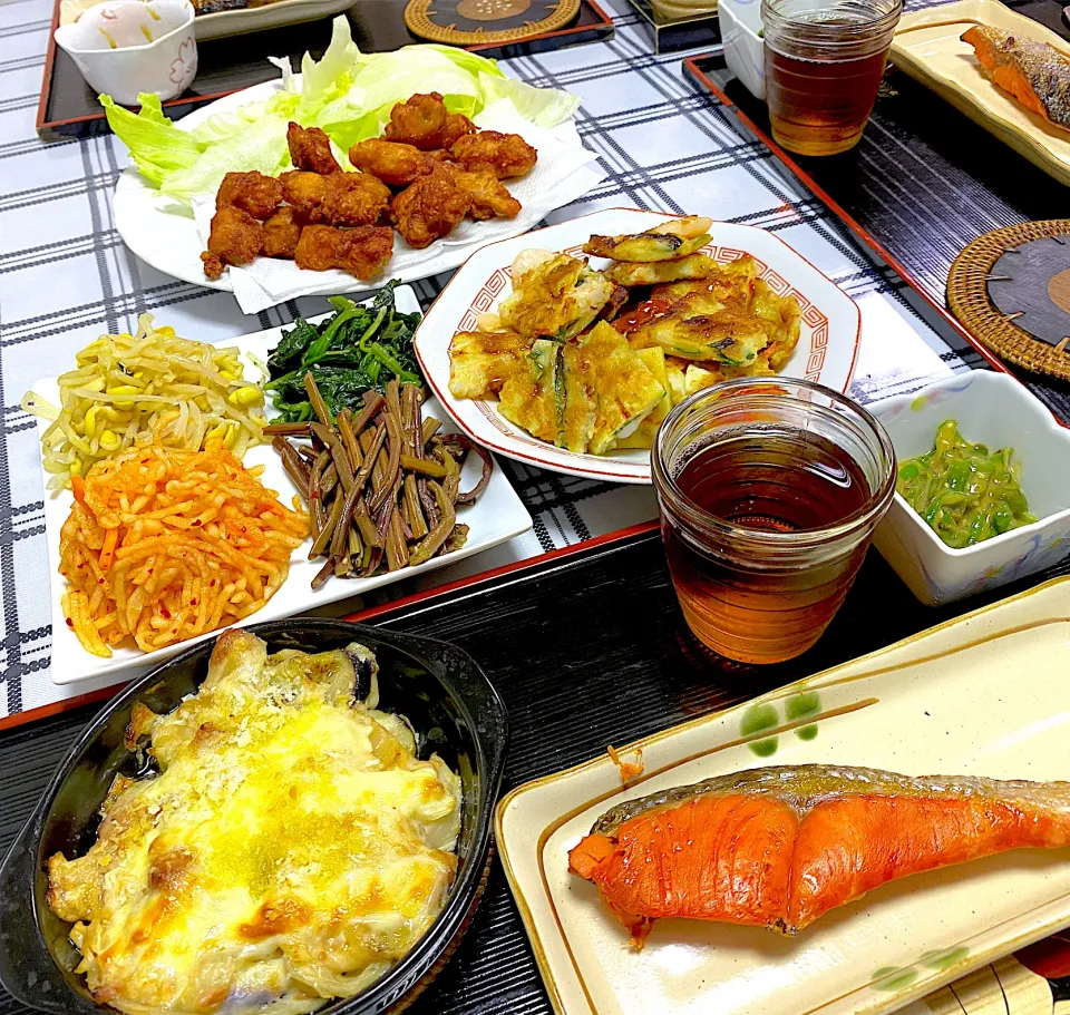 Snapdishの料理写真:里帰りの晩御飯🏠鮭 グラタン 唐揚げ チヂミ ナムル|かおちゃんさん