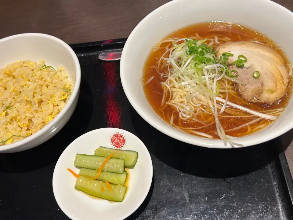 上海湯包小館さんのラーメン＆ハーフ炒飯セット上海醤油麺|Morito Kamiyaさん