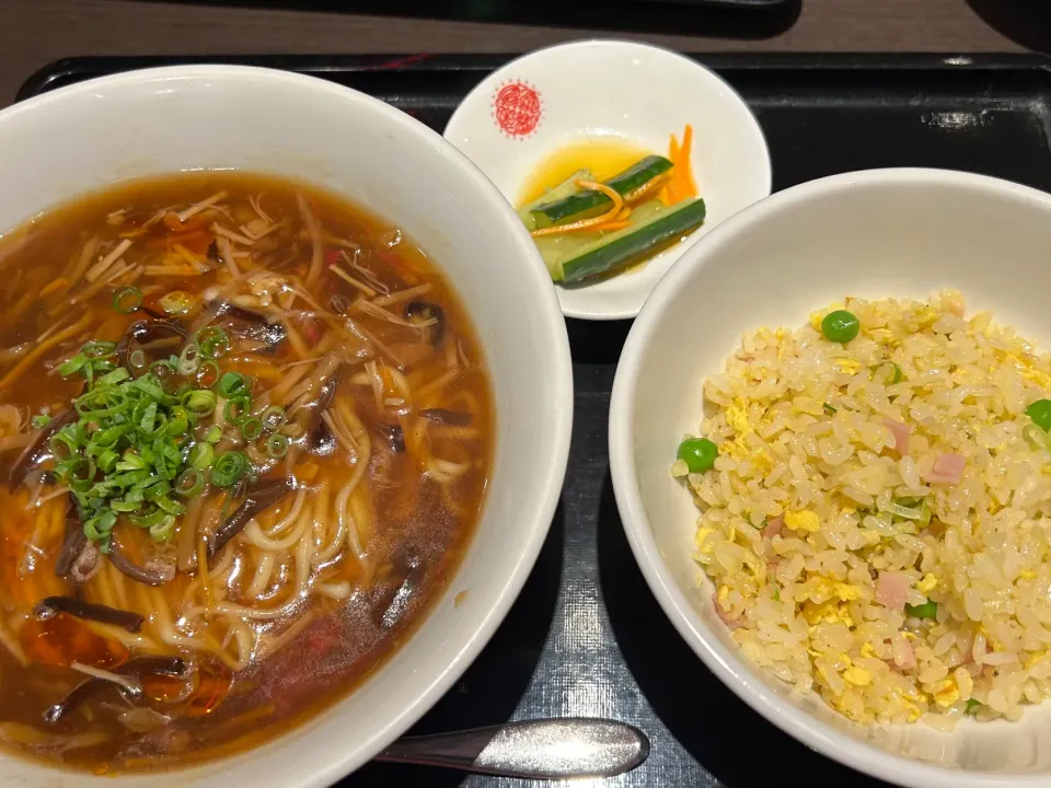 上海湯包小館さんのラーメン＆ハーフ炒飯セット　酸辣湯麺|Morito Kamiyaさん