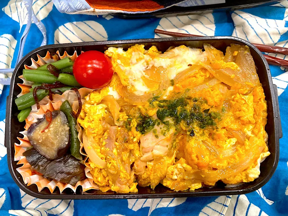 Snapdishの料理写真:親子丼とナスとピーマンの味噌炒め(なべしぎ)いんげんの塩こぶ和えのお弁当。暑いので手抜きしても美味しいお弁当がテーマ|ナタママさん