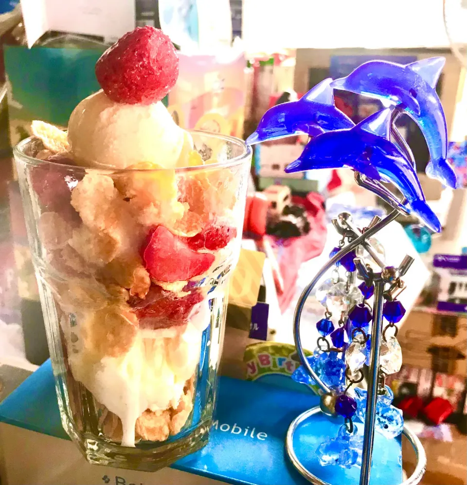 Snapdishの料理写真:暑いSUMMERにオオスメStrawberry Parfait|つばささん