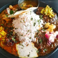 Snapdishの料理写真:3種盛りカレー（チキンココナッツカレー、キーマカレー、店長の気まぐれカレー：茄子の鰹出汁カレー）バスマティライスライス大盛り
@spice stand 青春|カリー仙人さん