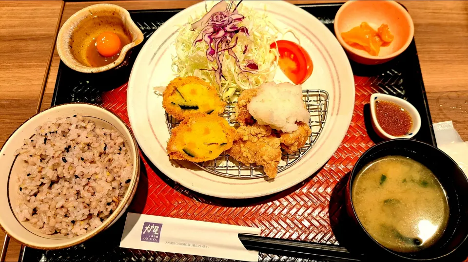 ランチ☀️🍴
カボチャコロッケ、唐揚げ定食
唐揚げはサクサク、カボチャふわふわで美味しかったです😌💓|no-noさん