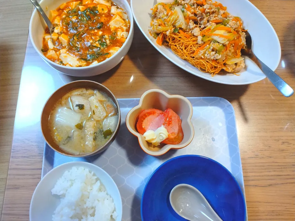 Snapdishの料理写真:麻婆豆腐
皿うどん
冷やしトマト
白菜味噌汁|さゆさん