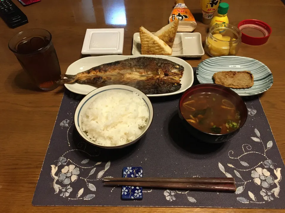 ご飯、稚内の真ほっけ焼き、絹厚揚げ、じゃこ天、納豆、沢庵、なめこの味噌汁、烏龍茶(夕飯)|enarinさん