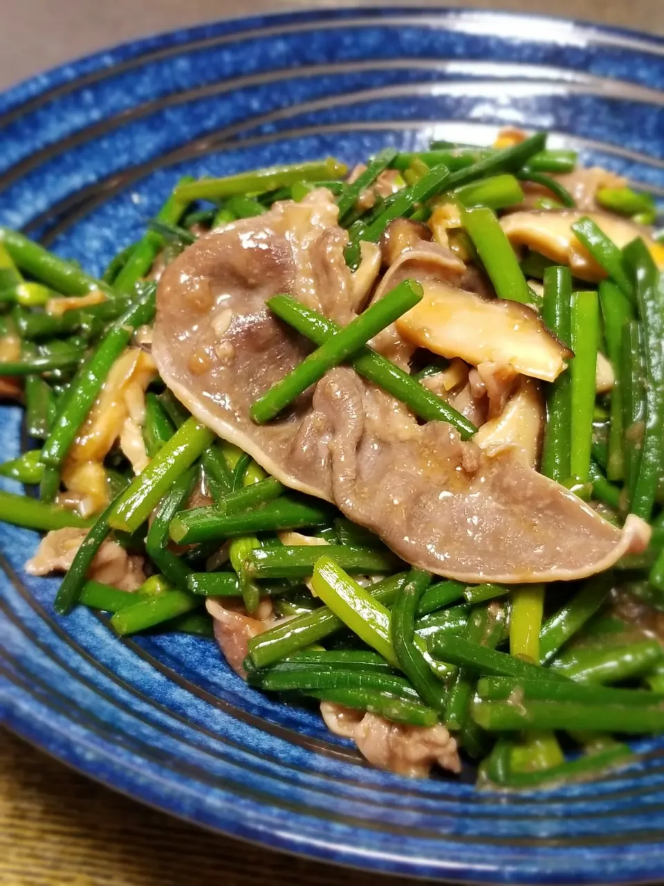 パパ作👨豚タンと花ニラの炒め物|ぱんだのままんさん