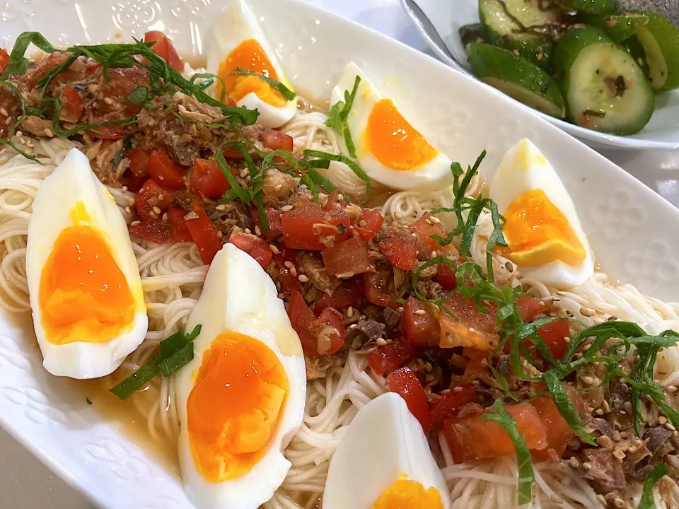 Snapdishの料理写真:揖保乃糸 さば味噌煮缶とトマトの素麺|もちまるさん