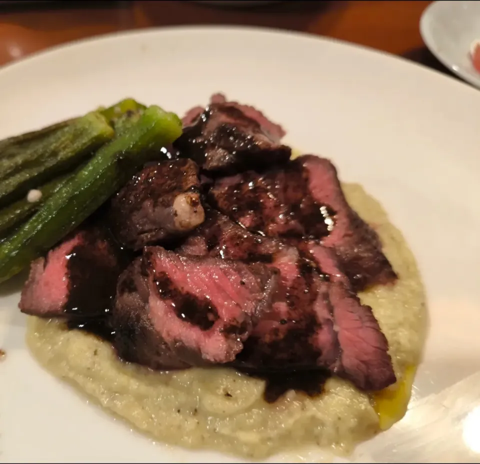 ザブトンステーキと焼き茄子ピューレのグリルオクラ添え Chuck flap steak and smoky eggplant puree with butter balsamic sauce and grilled okra on the side|Funky Chefさん