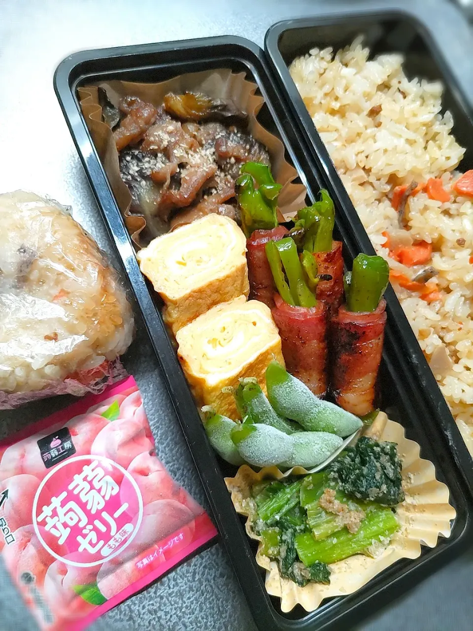 Snapdishの料理写真:本日のお弁当
作り置き豚こま茄子甘酢炒め
ピーマンベーコン巻き
毎日卵焼き
自然解凍枝豆
作り置き青梗菜胡麻和え|Kaoriさん