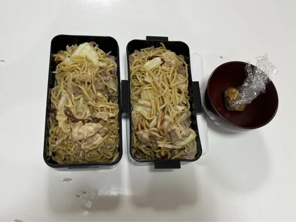 ☆パパ弁と中2男子弁当☆塩焼きそば（バターポン酢）☆みそ玉（パパ弁）|Saharaさん