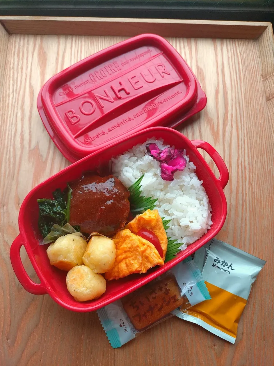 娘のお弁当

ハンバーグ
ほうれん草のソテー
オムレツ
新じゃがのチーズボール|みわさん