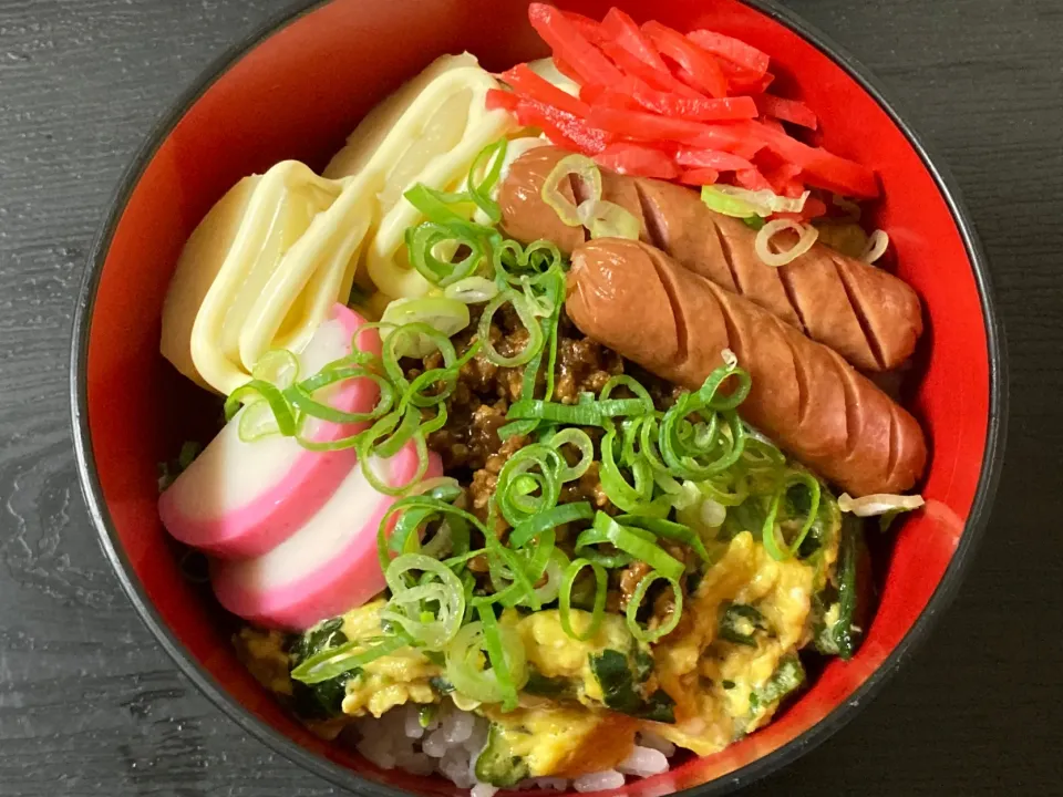 半熟卵でスクランブルエッグ肉味噌のっけ丼|まちゃさん