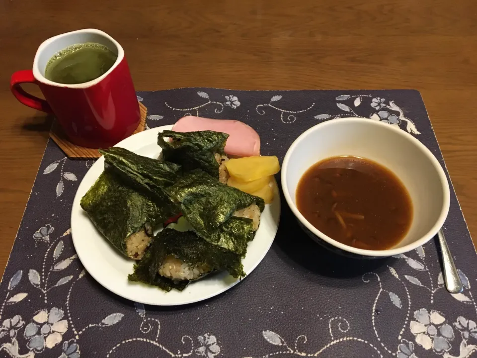 わさびふりかけと塩昆布のおにぎり、ロースハム、沢庵、熱い日本茶、なめこの味噌汁(朝ご飯)|enarinさん