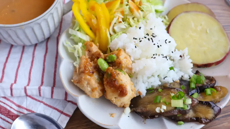 Snapdishの料理写真:鶏ムネはんぺんバーグが大活躍！平日ワンプレート|gyugyufoodさん