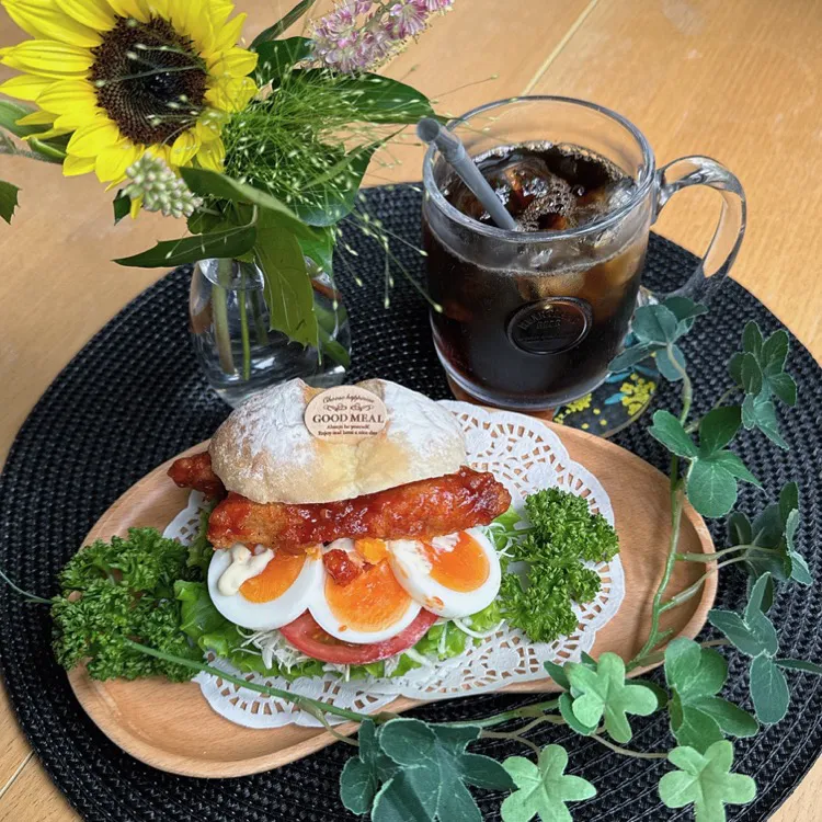 7/16❤︎ヤンニョムチキン半熟たまごサンド🥪🌱

朝から娘の皮膚科へお薬を貰いに行きましたが、雨が降ったり止んだりと不安定な天気…🌨️

＊ 米粉ロールパン
＊ ヤンニョムチキン
＊ 半熟たまご
＊ フリルレタス ＊キャベツ＊トマト|Makinsさん