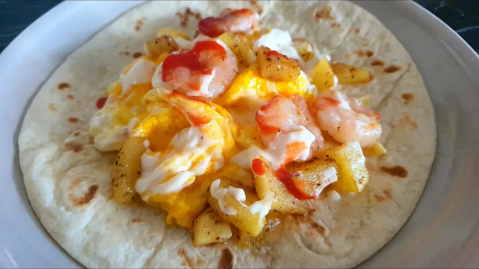 Lunch wrap 
scrambled eggs mozarella cheese 
prawns and potatoes with mayo + ketchup|🌷lynnlicious🌷さん