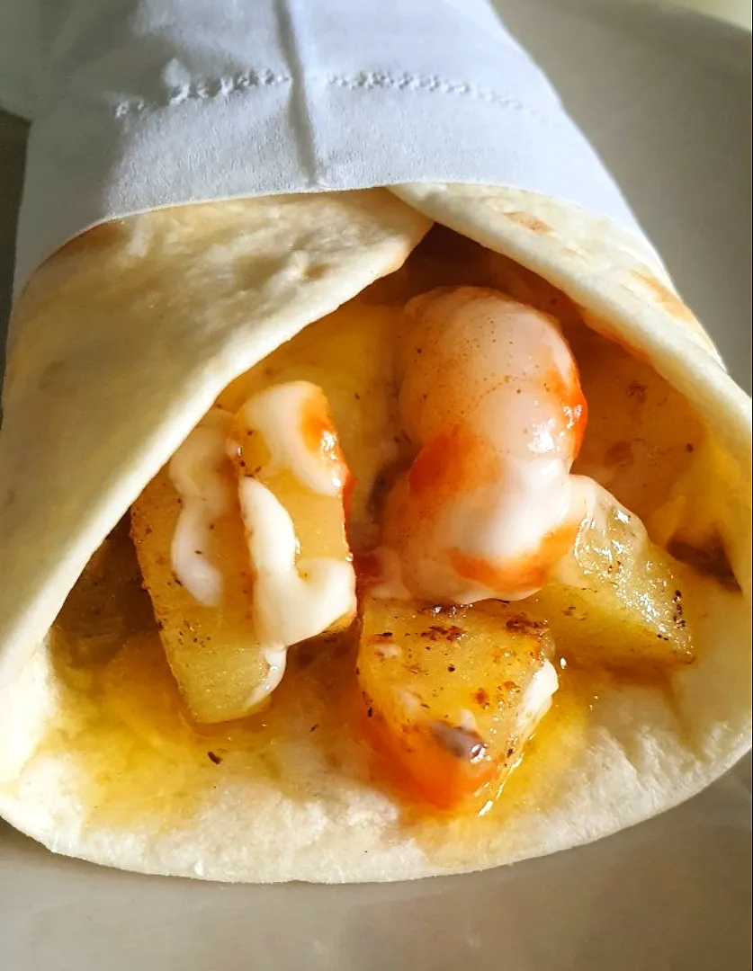 Lunch wrap prawns scrambled eggs potato mozarella cheese 🧀 😋|🌷lynnlicious🌷さん