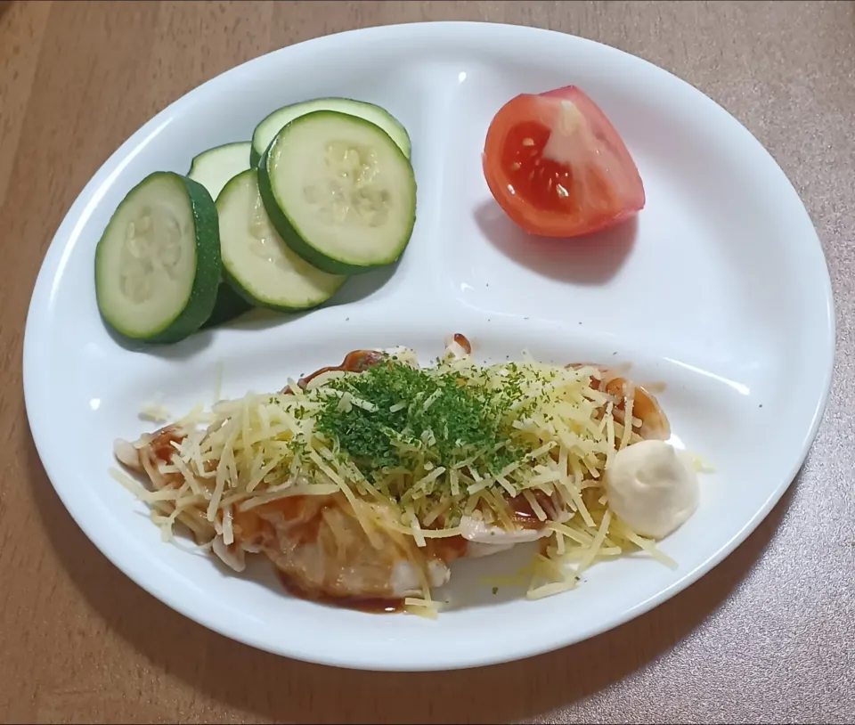 ズッキーニ
トマト
鶏肩小肉のチーズお好み炒め
ご飯🍚|ナナさん