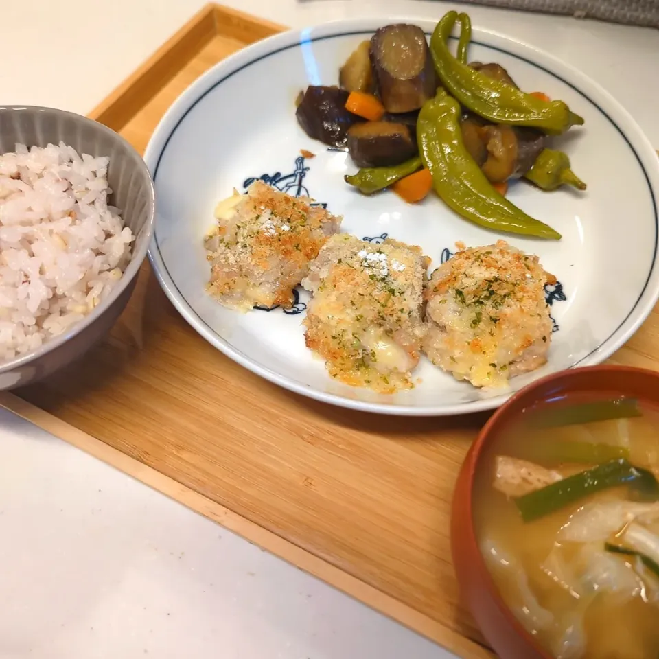 雑穀ごはん
お味噌汁
豚チーズ焼き
茄子と人参とししとうの煮浸し|asryh♡さん