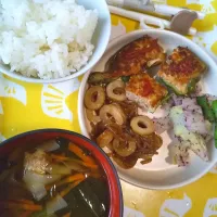 Snapdishの料理写真:夕食
ピーマン肉詰め
糸こん炒め
キャベツゆかりあえ
ワンタンスープ|むむさん