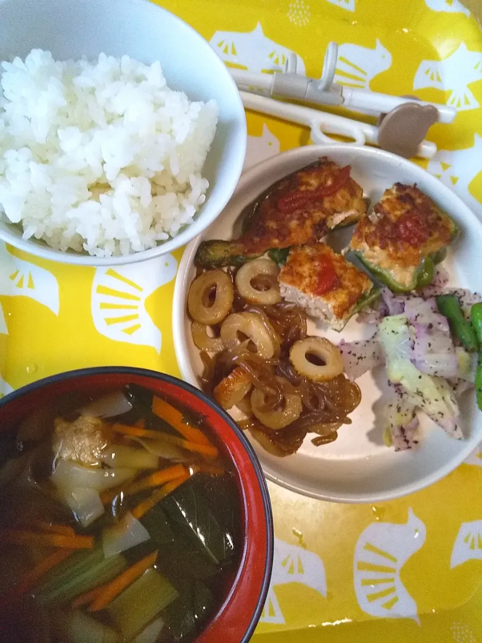 夕食
ピーマン肉詰め
糸こん炒め
キャベツゆかりあえ
ワンタンスープ|むむさん