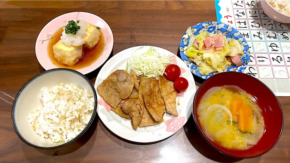 Snapdishの料理写真:生姜焼き　かぼちゃと玉ねぎの味噌汁　キャベ玉ベーコンのコンソメ炒め　揚げ出し豆腐|おさむん17さん