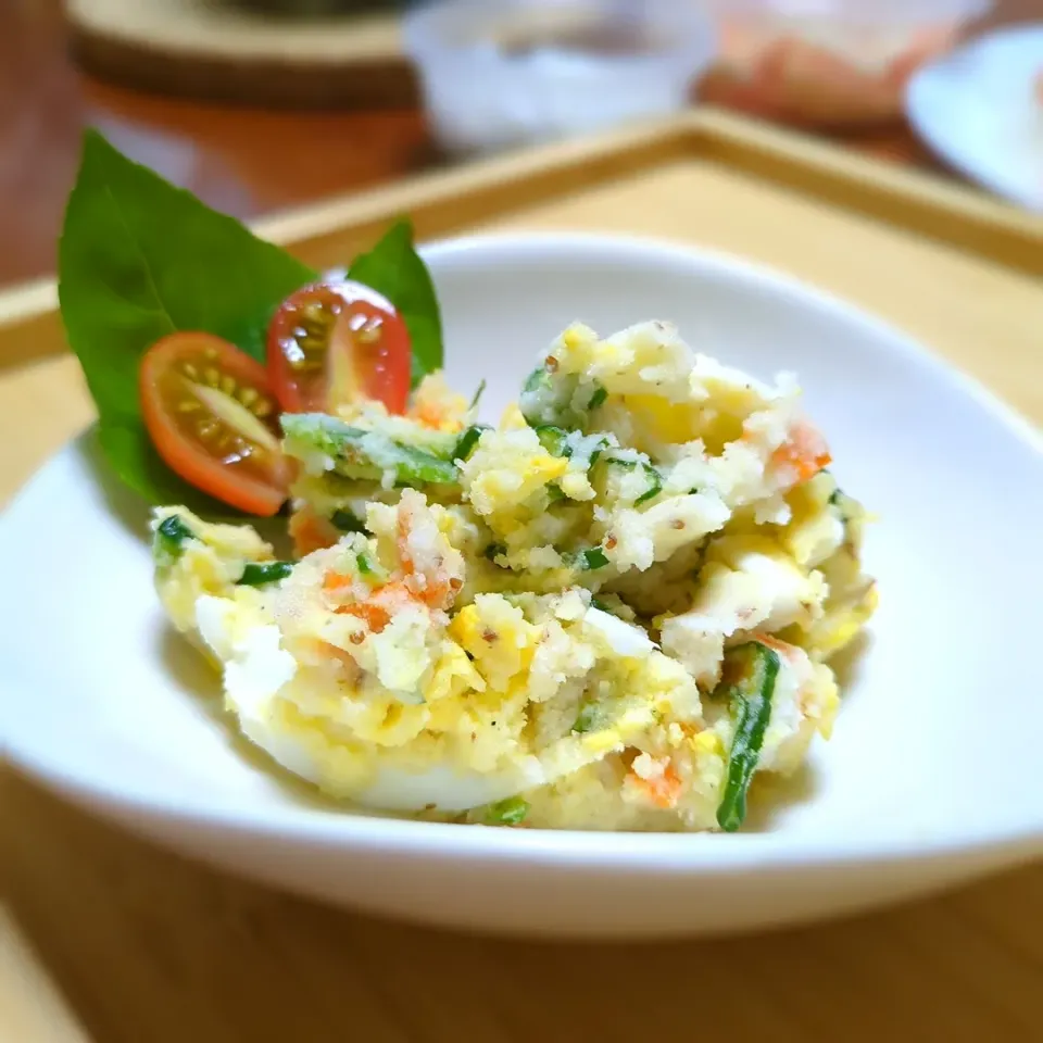 豆腐マヨの蒸しじゃがサラダ

ホクホク感がたまらないキタアカリのポテトサラダ🎶

太りそうなイメージがあるジャガイモですが、実は糖質量は白米の半分✨

腹持ちも良く、カリウムやビタミンC、食物繊維が豊富なので、梅雨時の重だるいむくみやお通じの改善にも◎

栄養素を壊さないようにジャガイモは蒸し、ゆで卵と豆腐マヨでタンパク質を強化☺

栄養バランスが整えられる一品です🌳|森のごはん屋さんさん