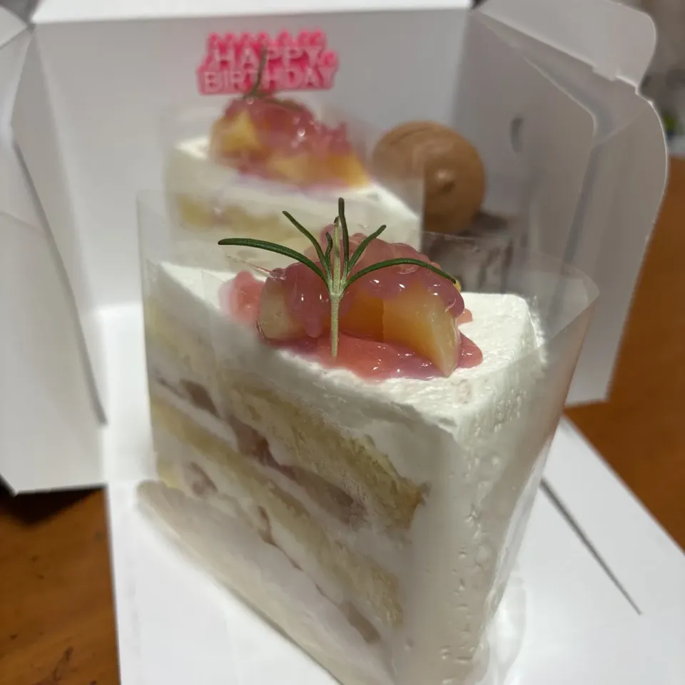 Snapdishの料理写真:白桃ショートケーキ🍑and生チョコケーキ🍫|panchiさん