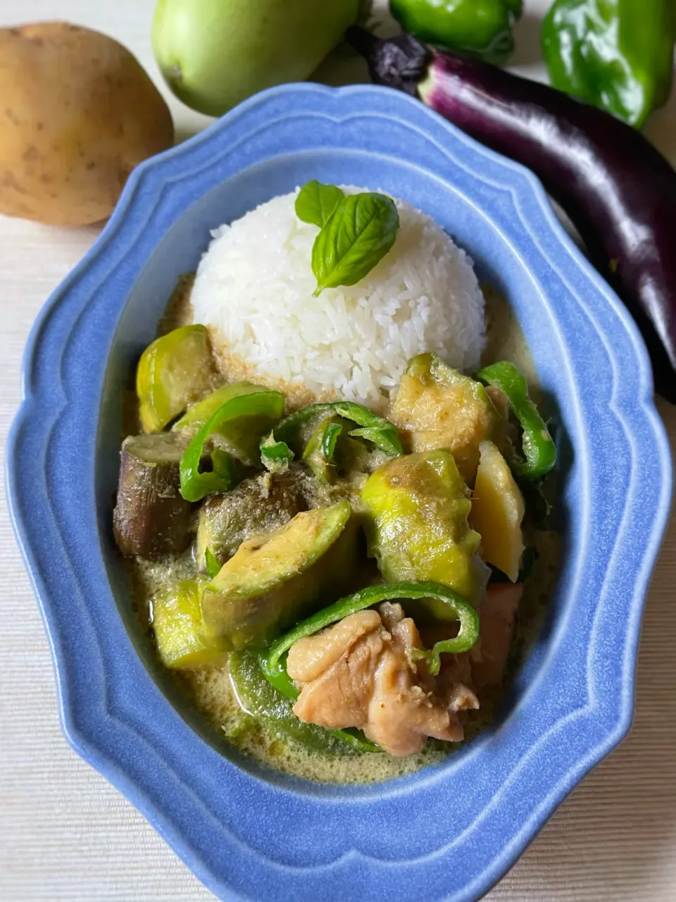 Snapdishの料理写真:野菜たっぷりグリーンカレー🇹🇭|アッチさん