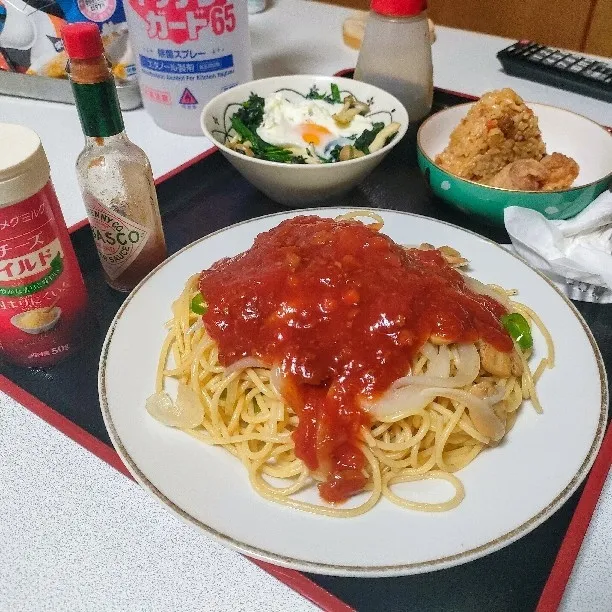 昭和レシピのスパゲッティミートソース
ポパイエッグ
おにぎり&からあげ

玉ねぎピーマンマッシュを炒めて茹でおきのスパゲッティを炒めるのが昭和スタイルです。|ariyo4200さん