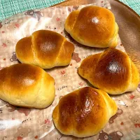 Snapdishの料理写真:バターロール🥐|なかまるつうさん