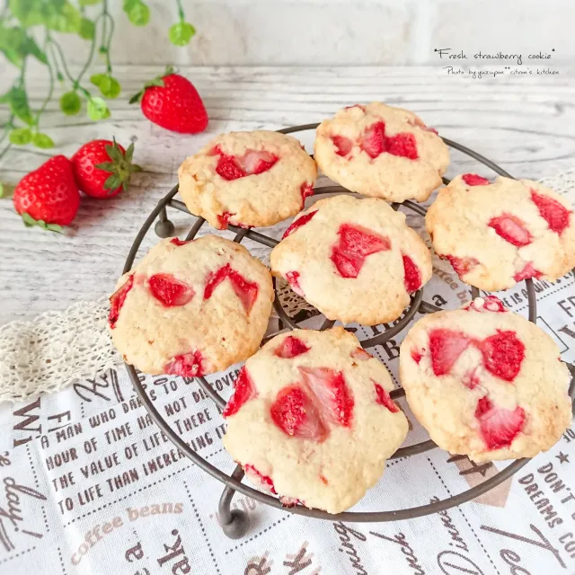 Snapdishの料理・レシピ写真:marichさんの料理 フレッシュいちごクッキー｜ひと手間で♡いちごの簡単おやつ♪