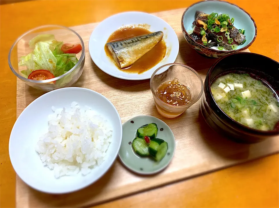 ばんごはん。鯖の味噌煮、鰹のタタキ、サラダ、ところてん、きゅうりの漬物。|yukiさん