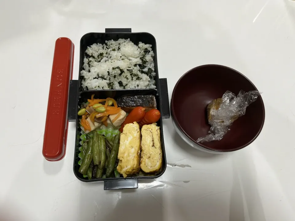 パパ弁☆鮭☆高野豆腐☆赤ウインナー☆卵焼き☆いんげんの炒め物☆ワカメご飯（醤油風味）☆みそ玉|Saharaさん