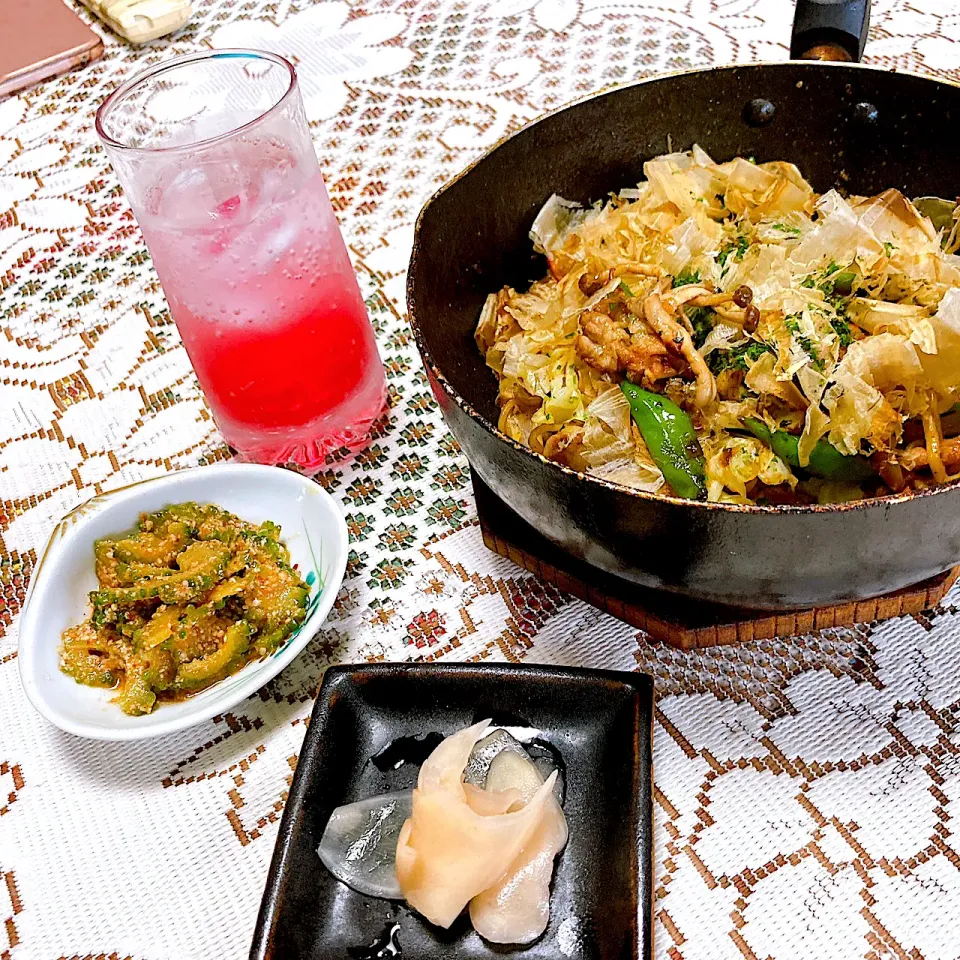 Snapdishの料理写真:grandmaの晩ごはん☆ 今日は焼きそば
野菜が入りすぎ
万願寺とうがらしが今は美味しいから…ついつい
ゴーヤのごまキムチ和え…新生姜の甘酢和え…赤ジソジュース🥤で頂きます|kaoriさん