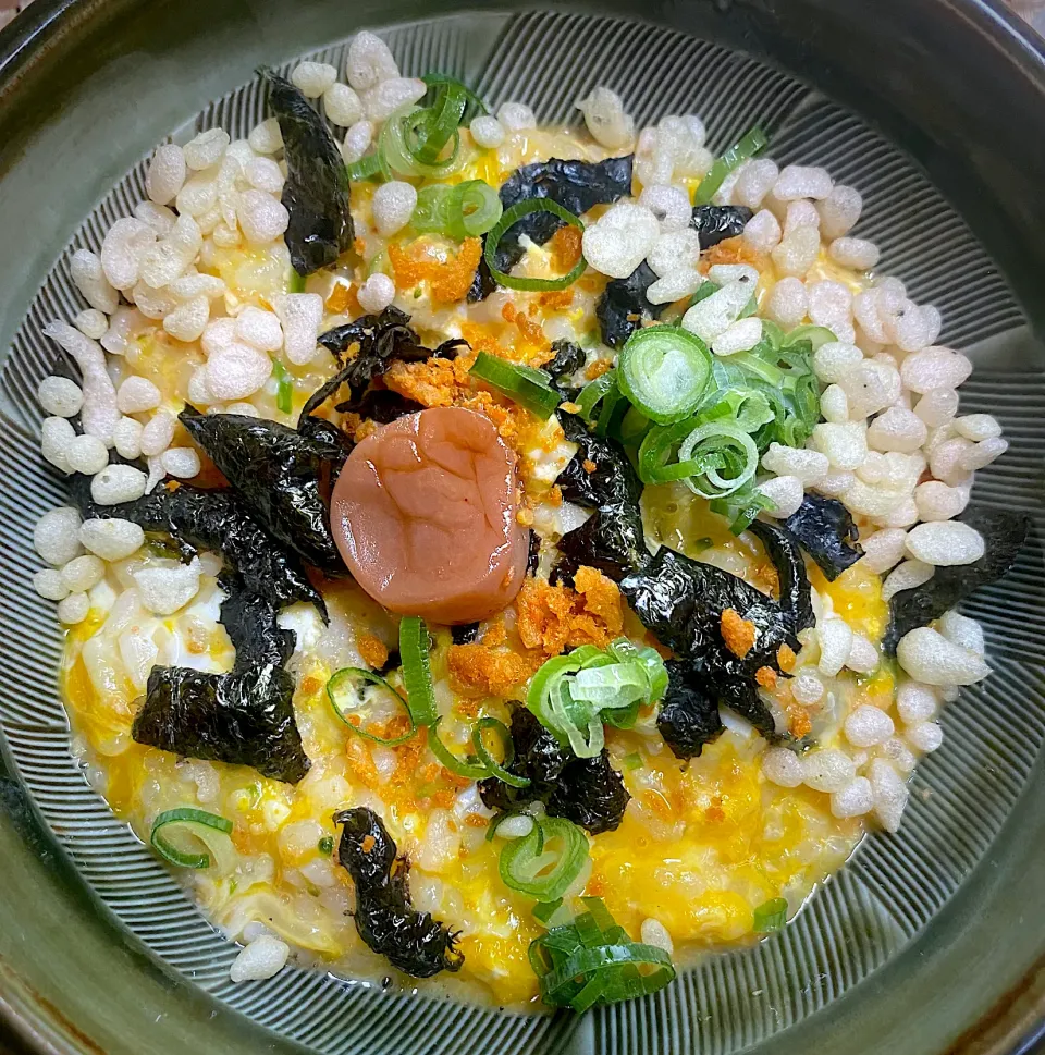 🍙おにぎり由来の梅鮭明太雑炊|すくらんぶるえっぐさん