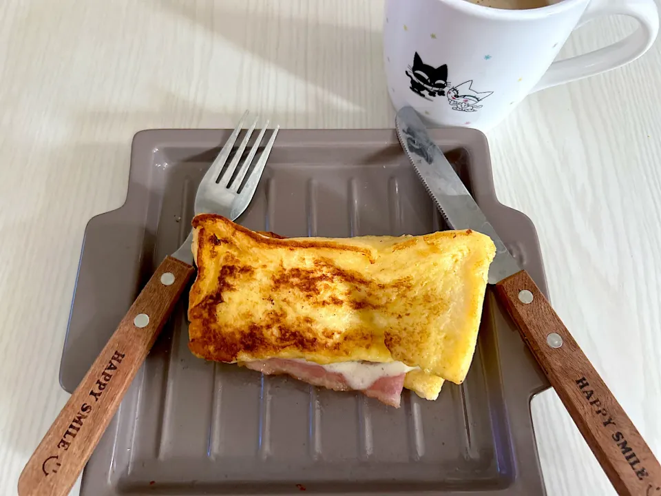 Snapdishの料理写真:フレンチトーストベーコンチーズサンド|こずりんさん