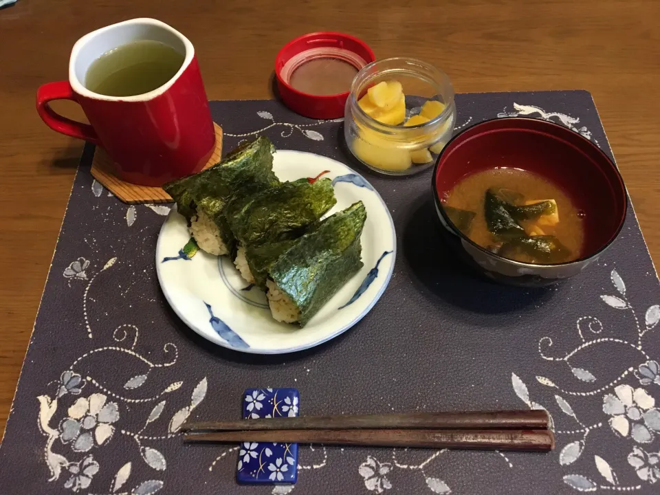 Snapdishの料理写真:わさびふりかけと塩昆布のおにぎり、沢庵、味噌汁、熱い日本茶(朝ご飯)|enarinさん