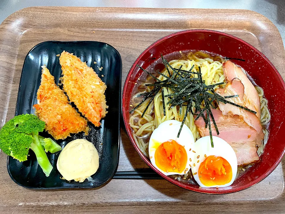 Snapdishの料理写真:冷やしラーメンとカニカマフライ|れいら😽💋さん