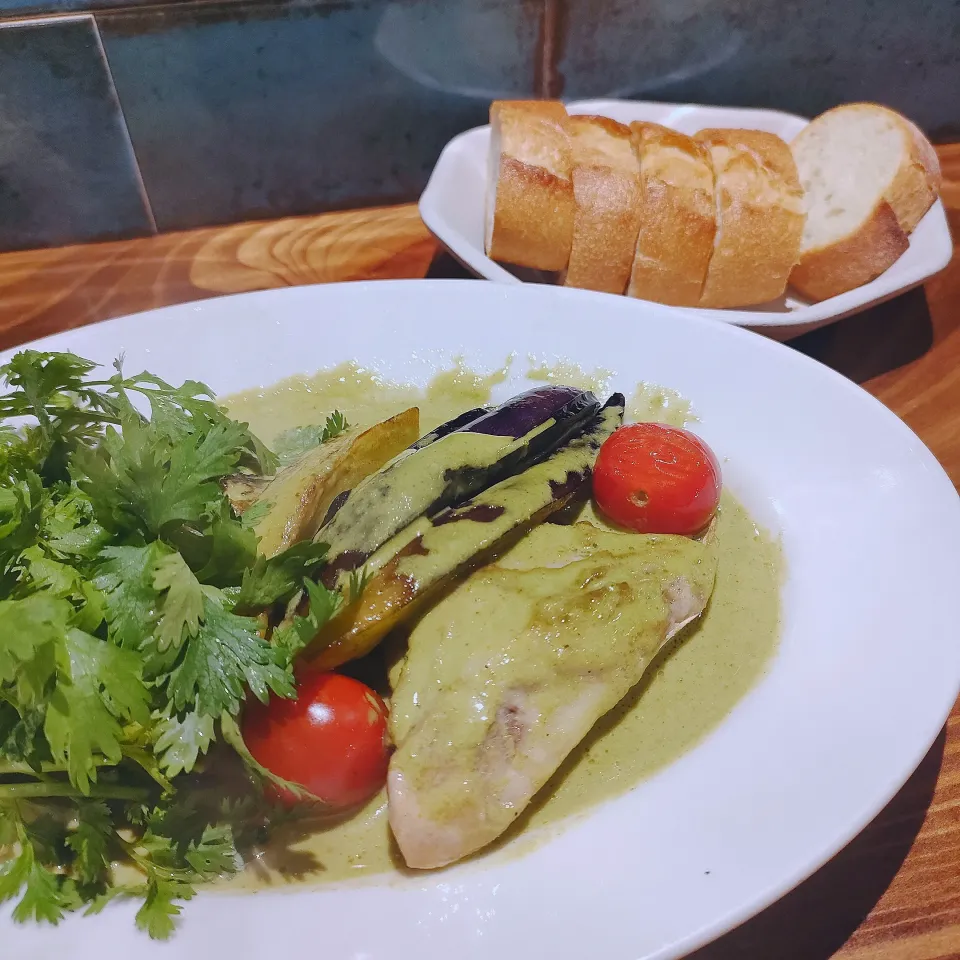 パクチーたっぷり
ピリ辛グリーンカレー🥖|ファンメイ🌺さん