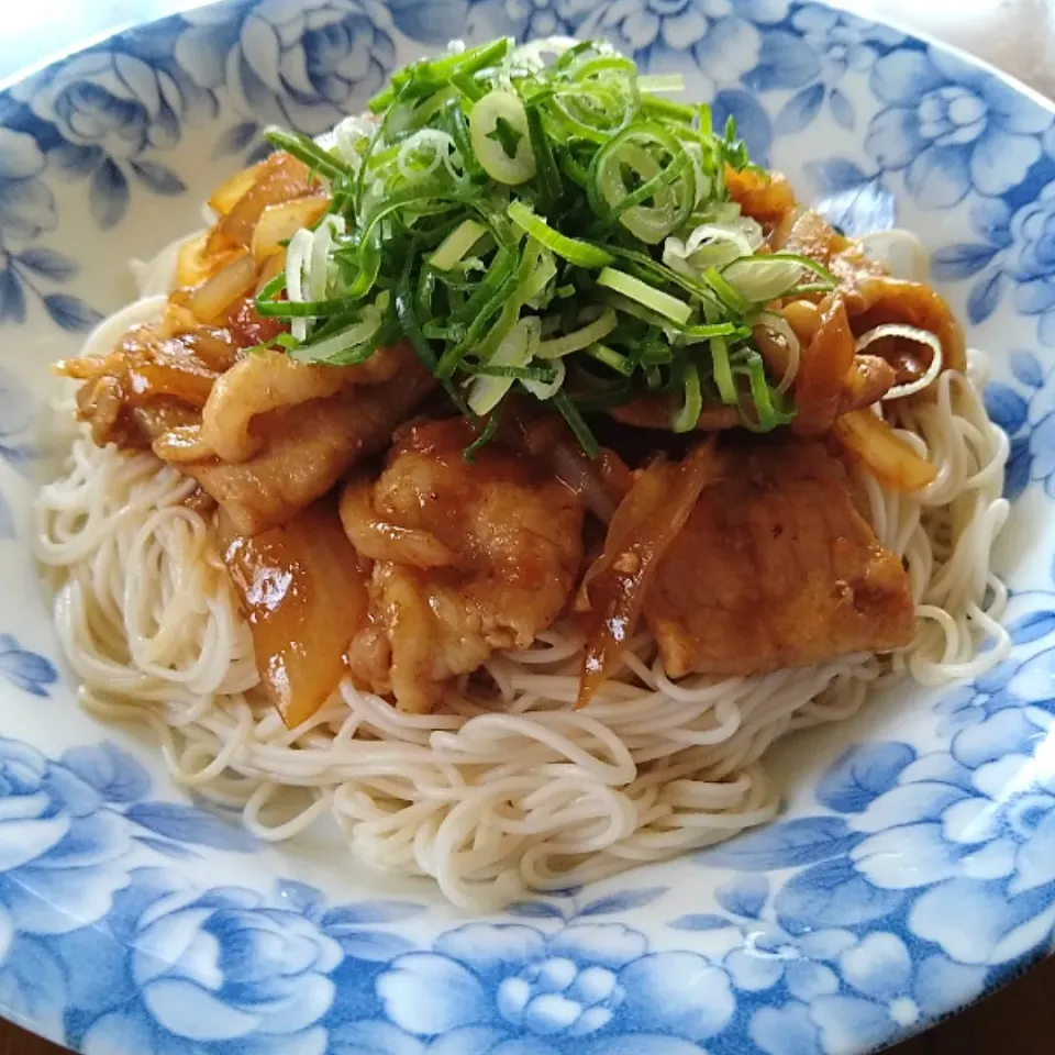 豚の生姜焼きぶっかけ素麺|ソコツモノさん