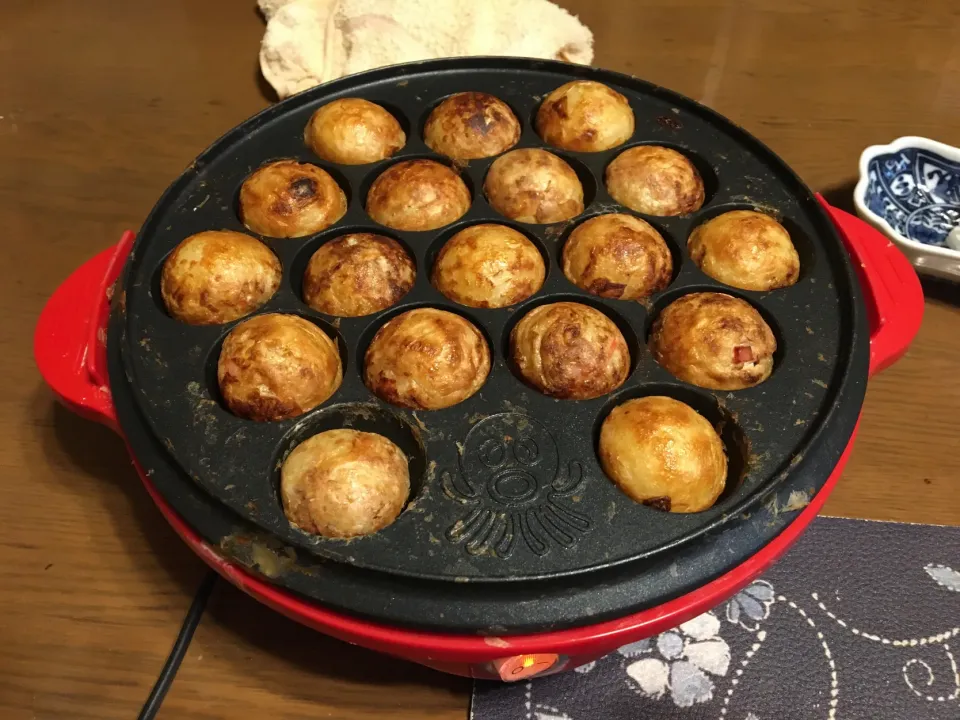 たこ焼き、ハムチーズ焼き、ロールパンサンドイッチ、六条麦茶(昼飯)|enarinさん