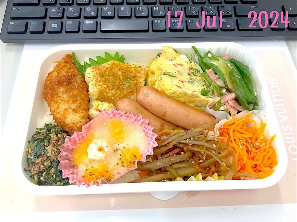 Snapdishの料理写真:女性向け  本日の日替わり弁当

■MAIN  鶏むね肉のピカタ(カレー風味)
  *前週に提供したピカタを解凍して今回はカレーパウダーでアレンジしてみました。

■SUB
  ・おくらとベーコンの炒め物
  ・キャロットラペ
  ・きんぴら牛蒡 
  ・ウインナー
  ・厚焼きたまご（かにかま / おくら）
  ・エビのグラタン(AJINOMOTO冷食)
  ・白身魚フライ(業スー冷食の余り物)
  ・自家製 小松菜のふりかけ|TakeBooさん