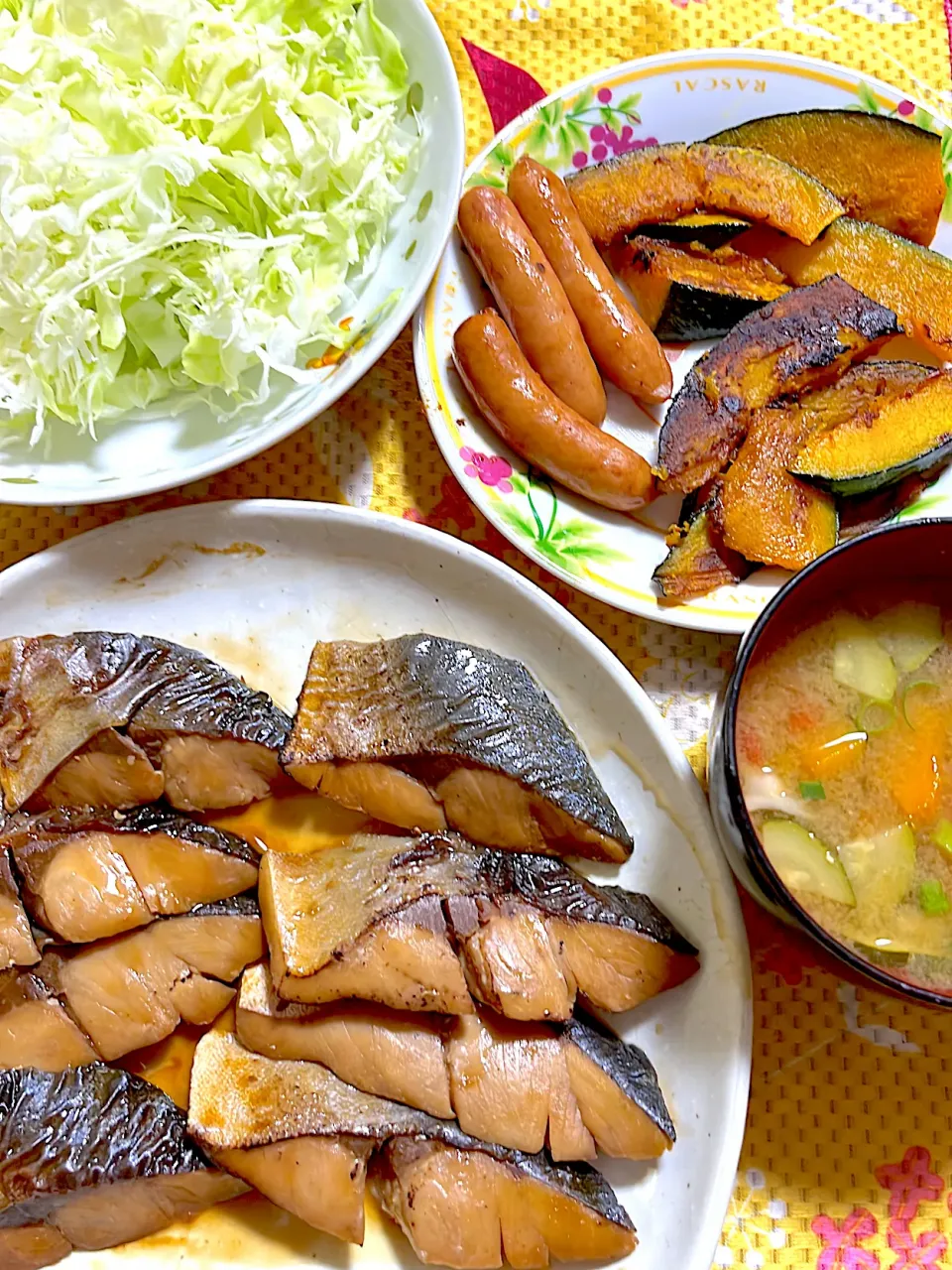 鰤の照り焼き　夏野菜の味噌汁　南瓜焼き　ウィンナー　キャベツ|4jinoanataさん