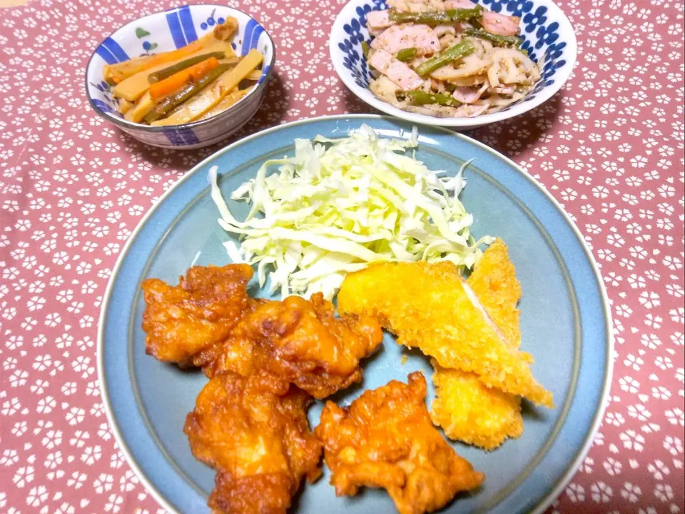 Snapdishの料理写真:夜ご飯。イカフライ、カラアゲ。
作り置きおかず二品。今日紹介済み。|りささん