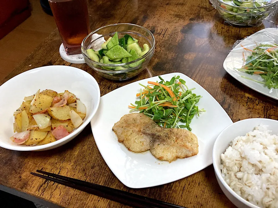 マビキのムニエルとジャーマンポテトときゅうりとピーマンのえび塩和え|しあぺんさん