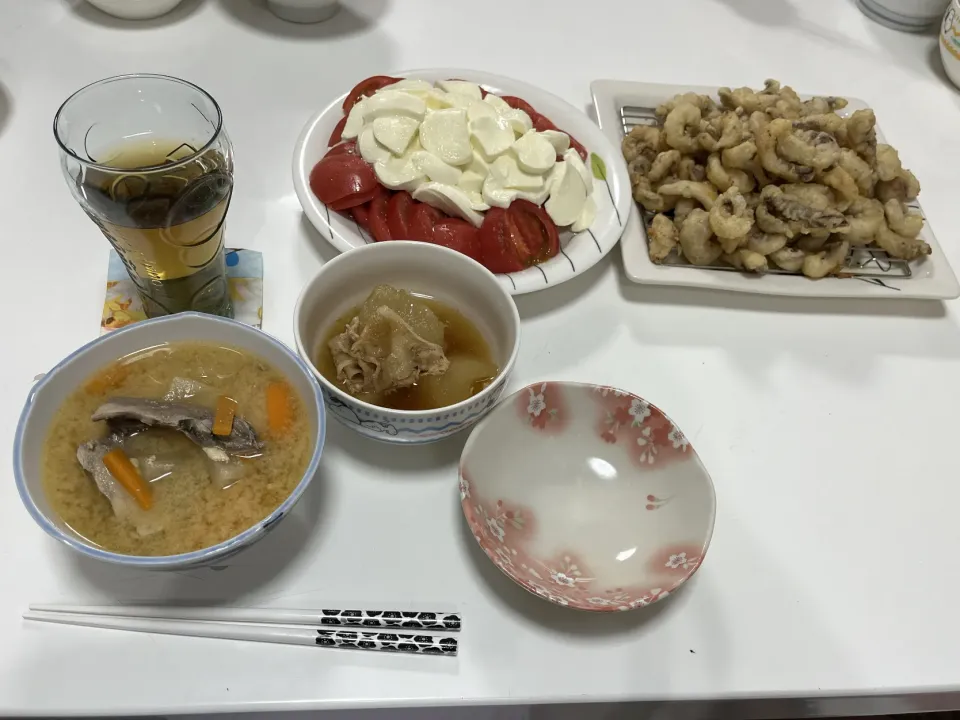 晩御飯☆カプレーゼサラダ☆イカのフリッター☆冬瓜と豚バラ煮☆ぶりアラのみそ汁|Saharaさん